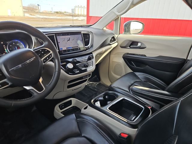 Used 2023 Chrysler Pacifica Touring-L FWD image 30