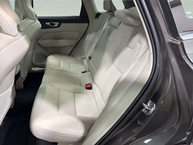 Used 2021 Volvo XC60 T5 Momentum w/ Premium Package image 29