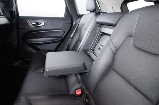Used 2025 Volvo XC60 B5 Plus image 27