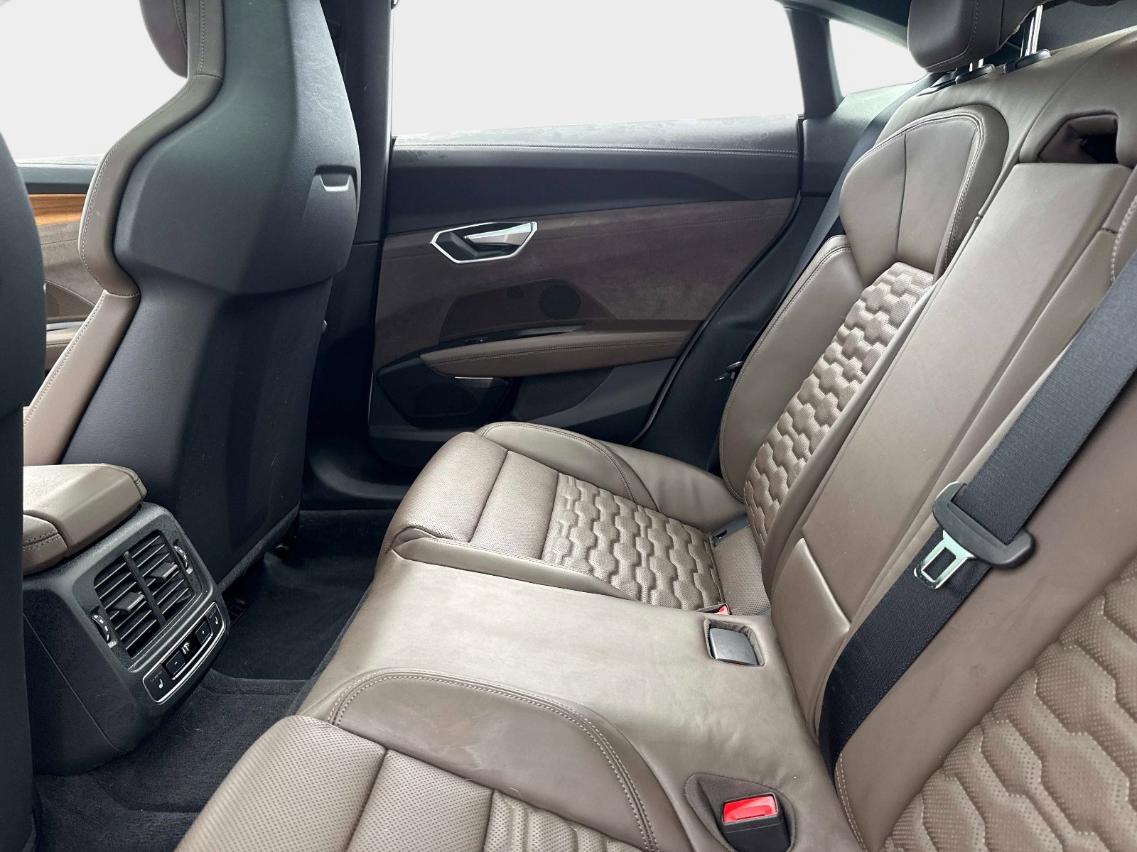 Used 2023 Audi e-tron GT Prestige image 14