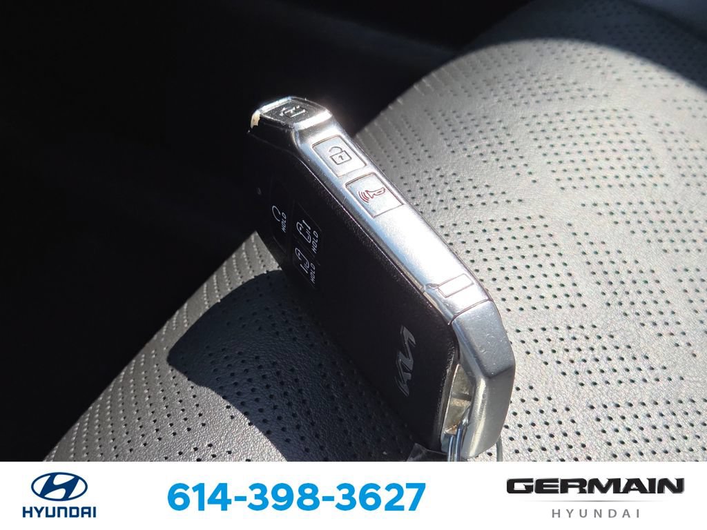 Used 2023 Kia Carnival LX FWD image 34