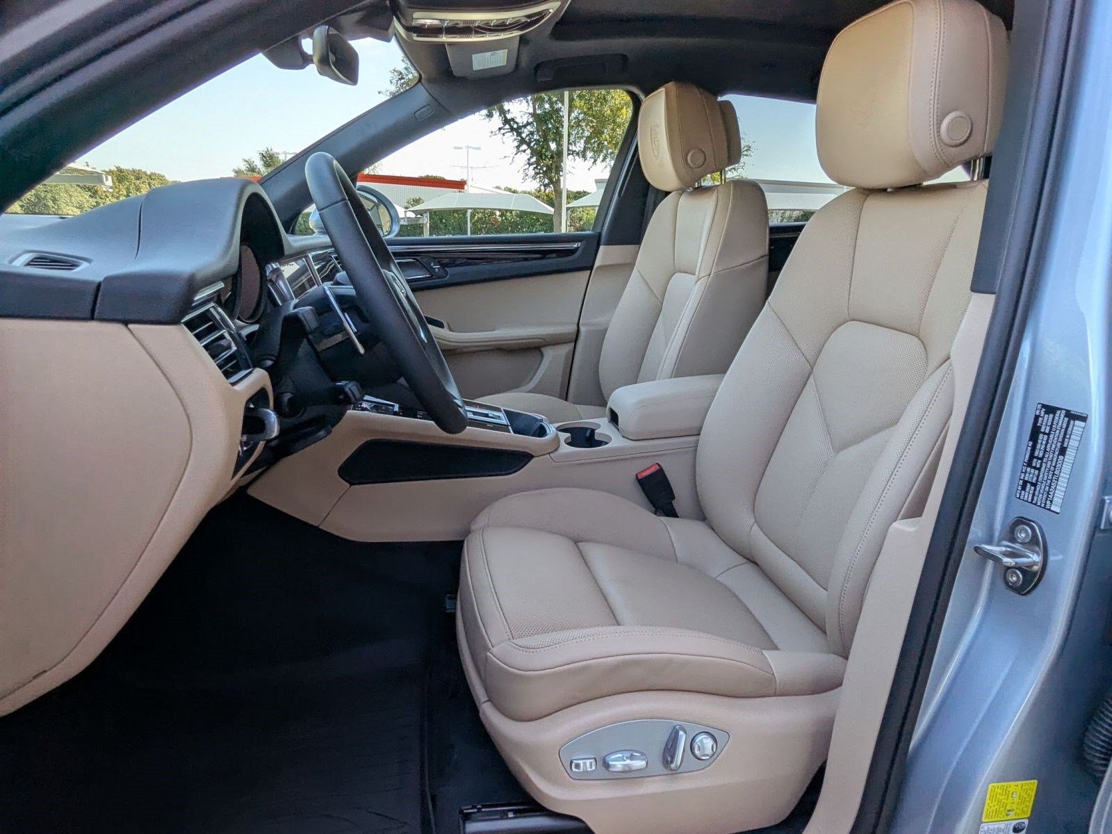 Certified 2026 Porsche Macan AWD/4WD image 5
