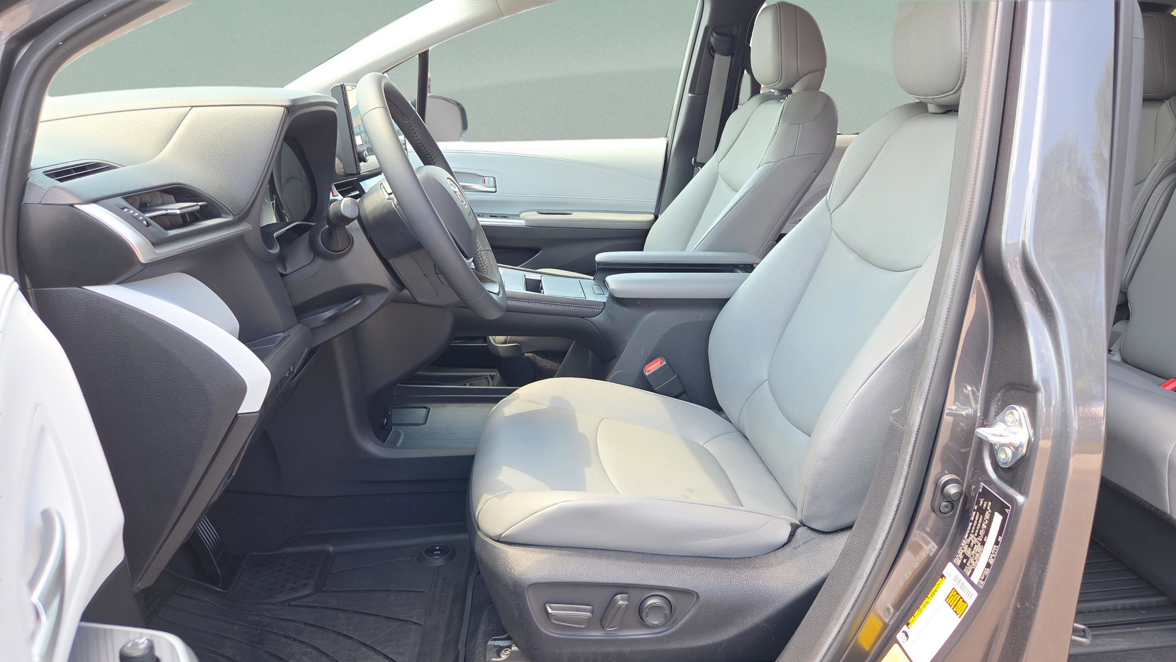 Used 2025 Toyota Sienna XLE image 28