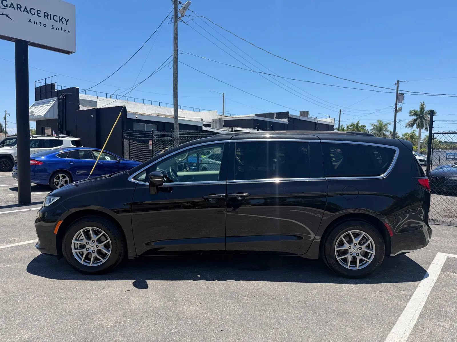 Used 2021 Chrysler Pacifica Touring FWD image 8