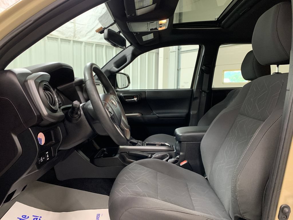 Used 2016 Toyota Tacoma TRD Sport w/ Premium & Technology Package AWD/4WD image 17