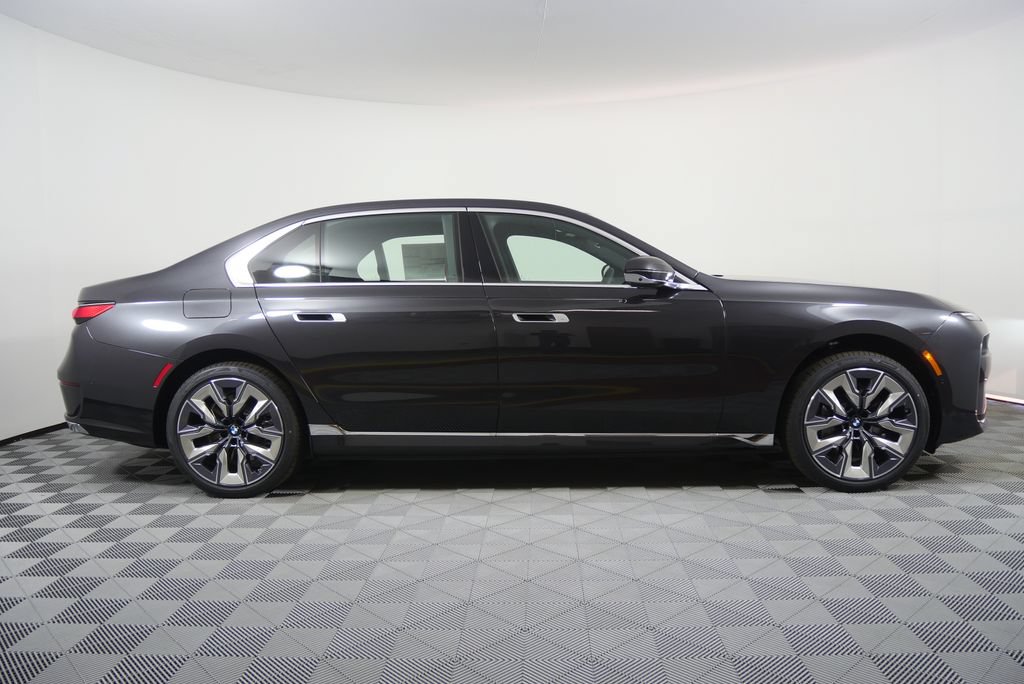 Used 2026 BMW i7 eDrive50 w/ Premium Package RWD image 2