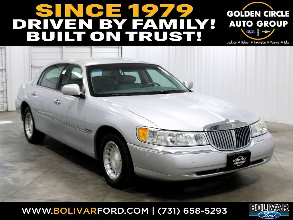 Used 2002 Lincoln Town Car Executive image 1