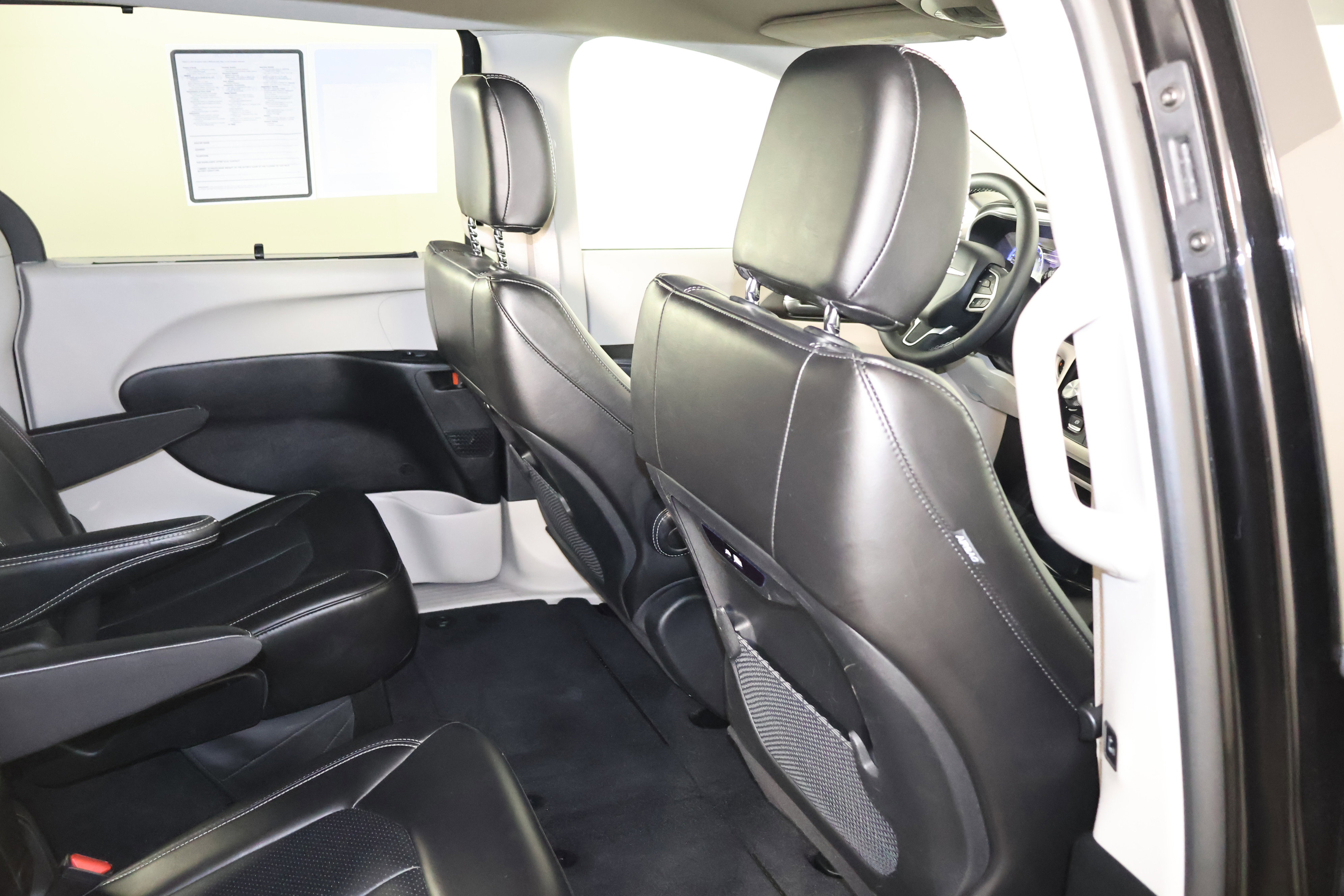 Used 2024 Chrysler Pacifica Touring-L image 43