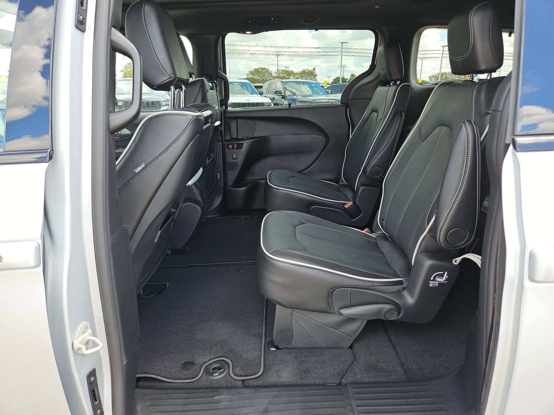 New 2026 Chrysler Pacifica Limited w/ Uconnect Theater Family Group image 13