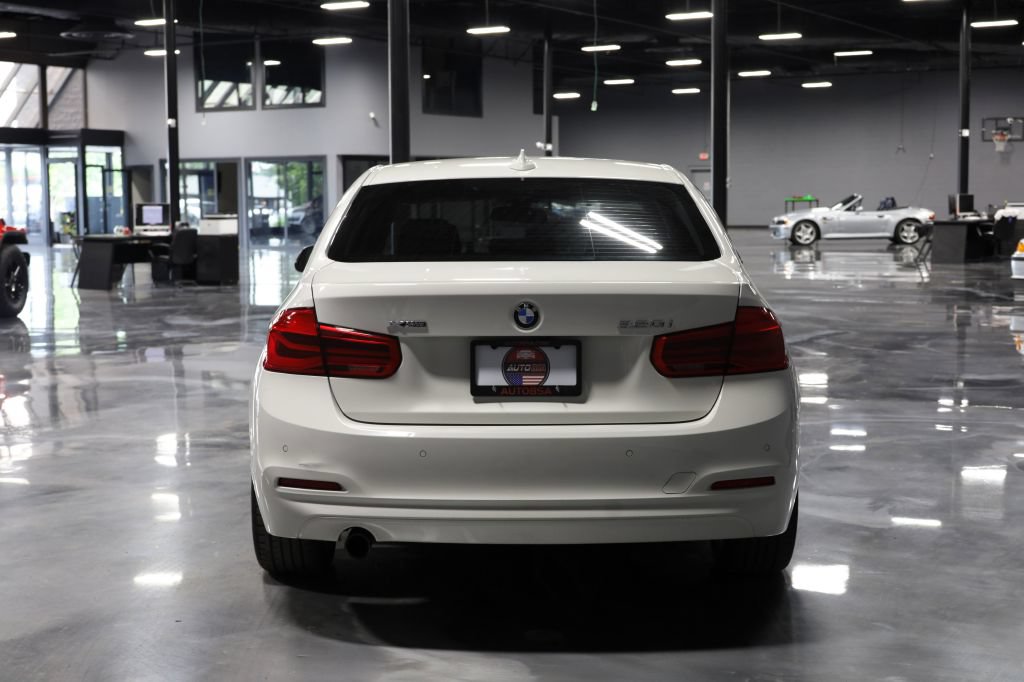 Used 2017 BMW 320i xDrive Sedan AWD/4WD image 6