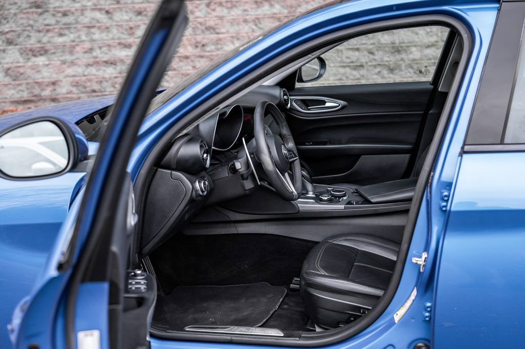 Used 2025 Alfa Romeo Giulia AWD w/ Driving Assist Package image 23