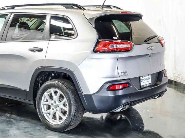 Used 2016 Jeep Cherokee Sport w/ Cold Weather Group FWD image 10