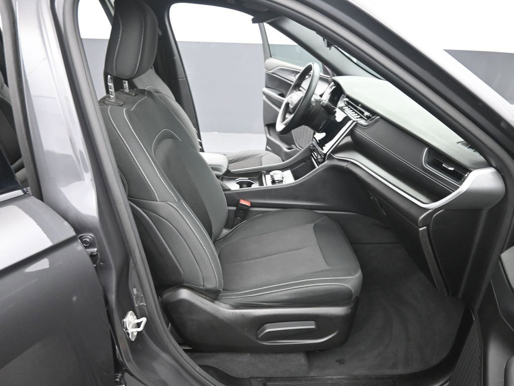 Used 2024 Jeep Grand Cherokee Laredo image 18