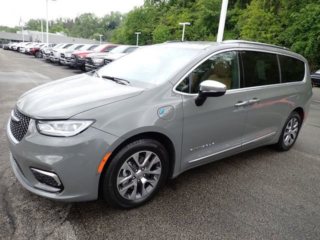 Used 2023 Chrysler Pacifica Pinnacle FWD image 2