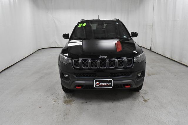 Used 2024 Jeep Compass Trailhawk image 4