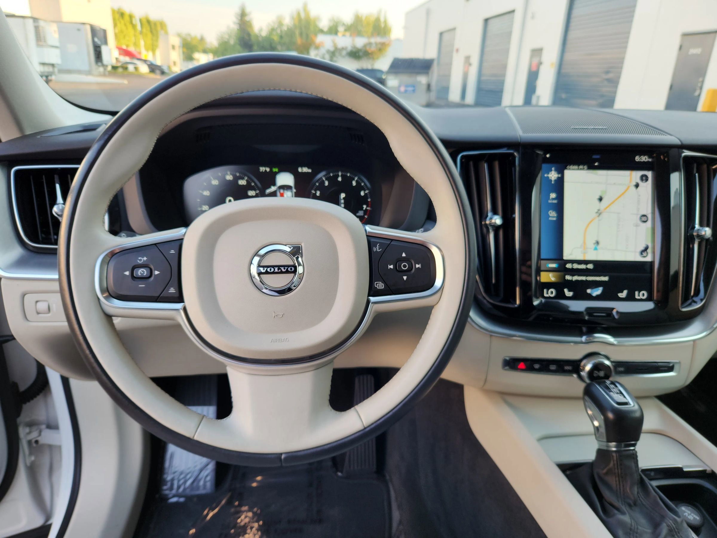 Used 2019 Volvo XC60 T5 Momentum w/ Multimedia Package image 9