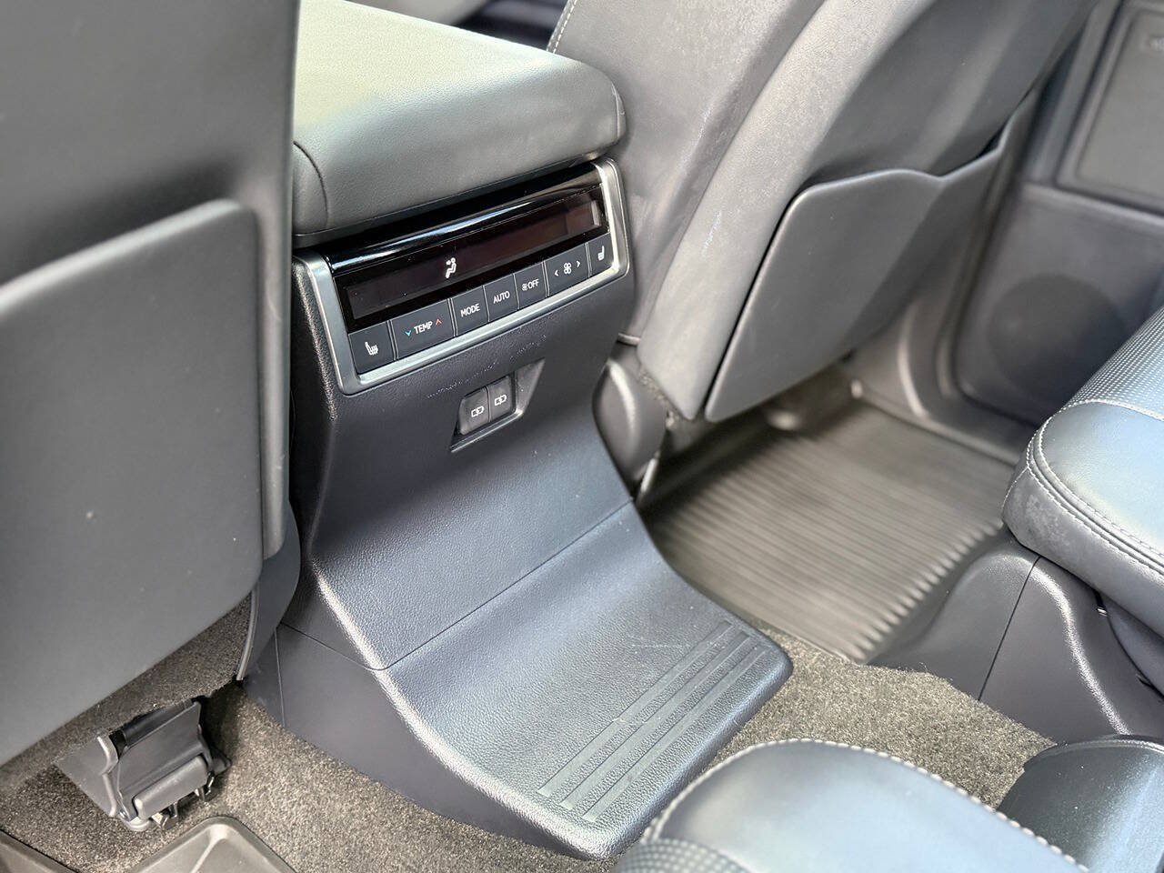 Used 2024 Lexus GX 550 w/ Cold Area Package AWD/4WD image 41