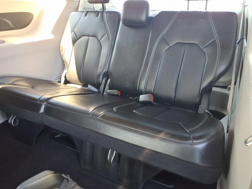 Used 2024 Chrysler Pacifica Touring-L image 16