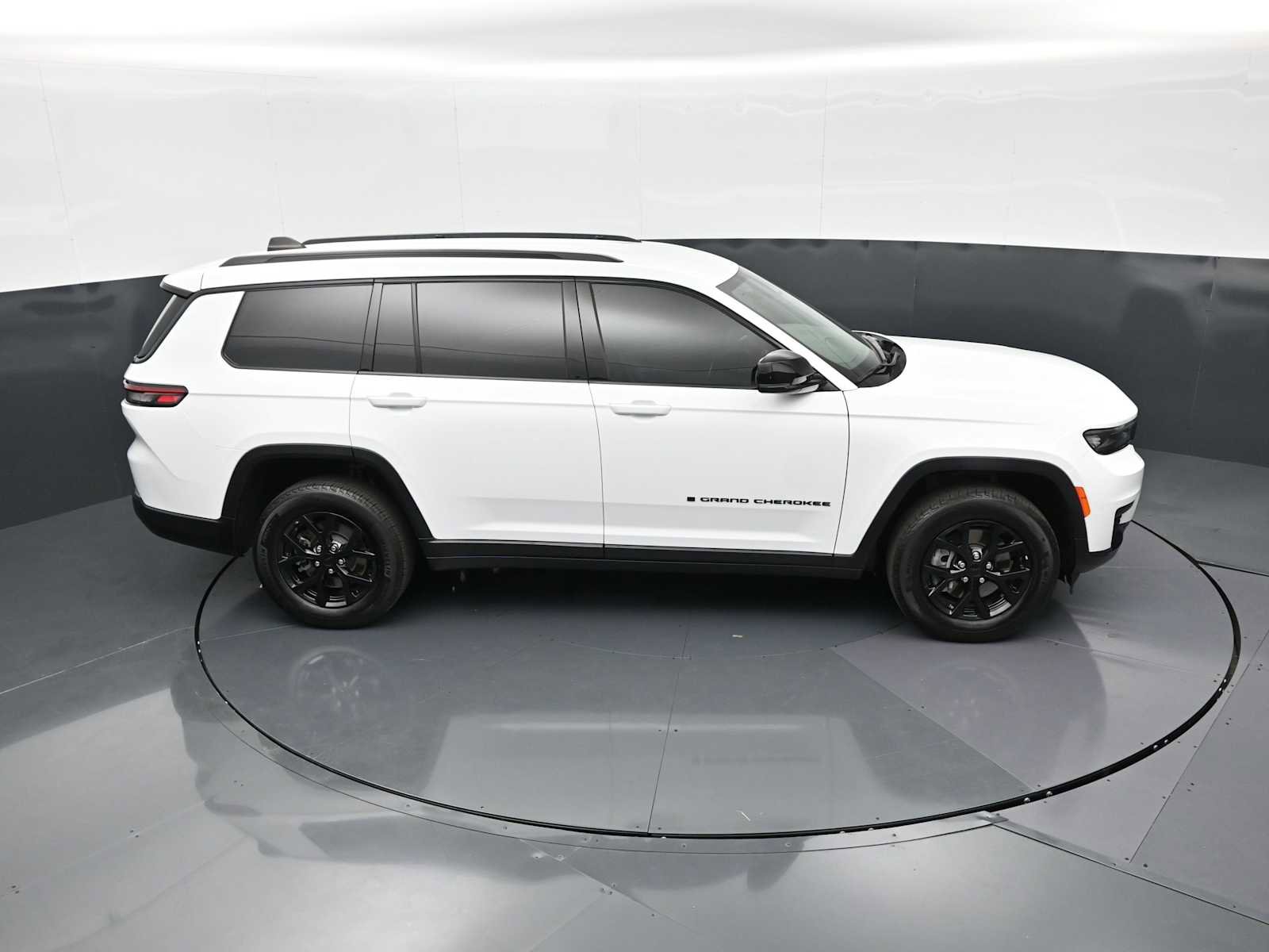 Used 2024 Jeep Grand Cherokee L Laredo RWD image 21