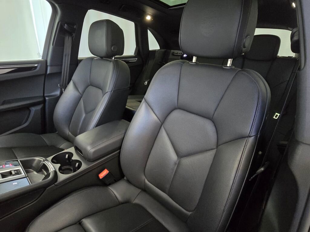 Certified 2024 Porsche Macan image 5