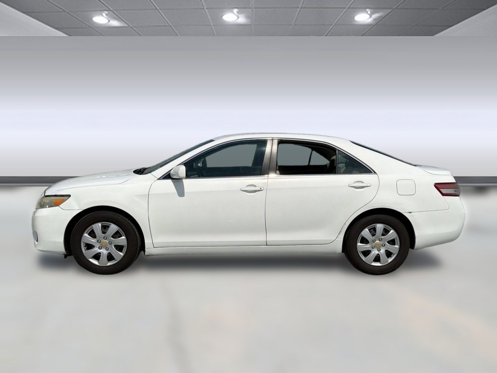 Used 2011 Toyota Camry LE FWD image 2