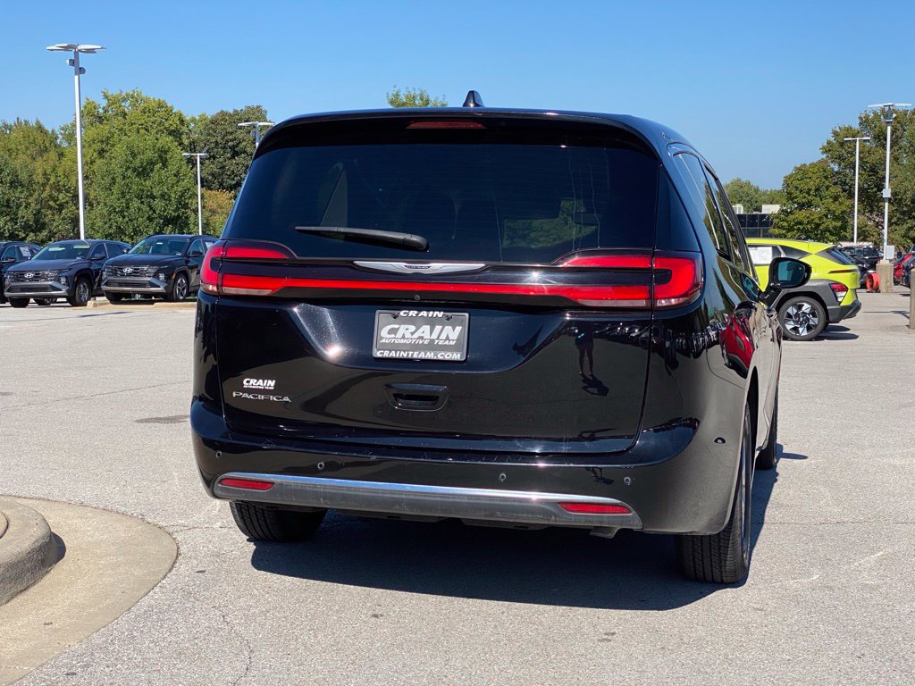 Used 2024 Chrysler Pacifica Touring-L FWD image 7
