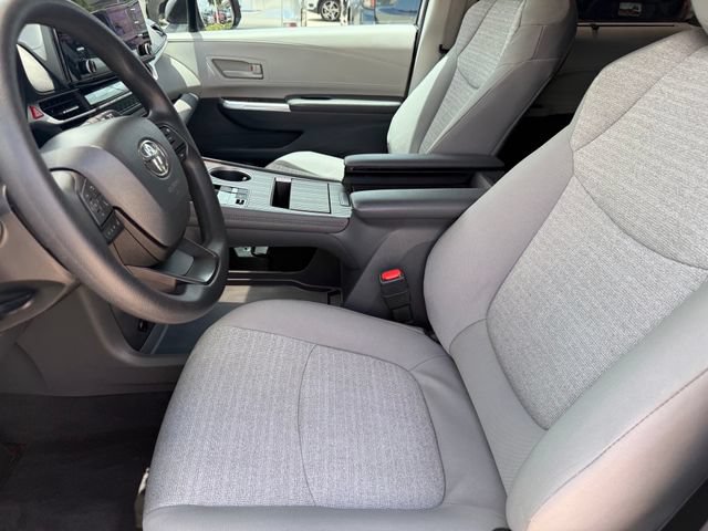 Used 2023 Toyota Sienna LE w/ LE Plus Package FWD image 9