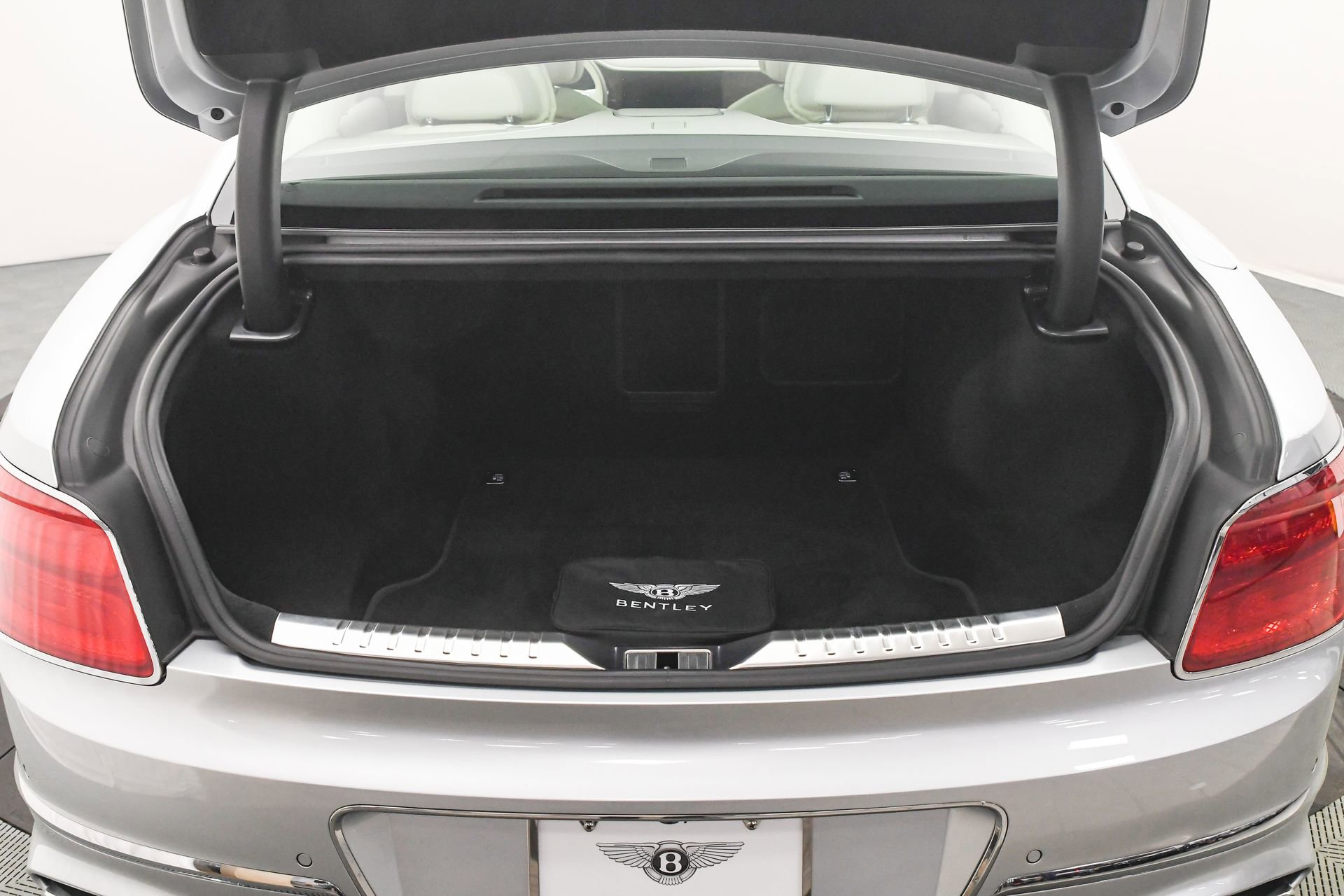 Used 2022 Bentley Flying Spur V8 image 11