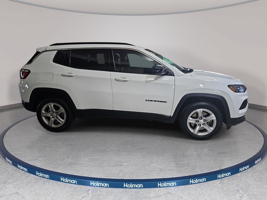 Used 2024 Jeep Compass Latitude w/ Sun and Sound Group AWD/4WD image 5