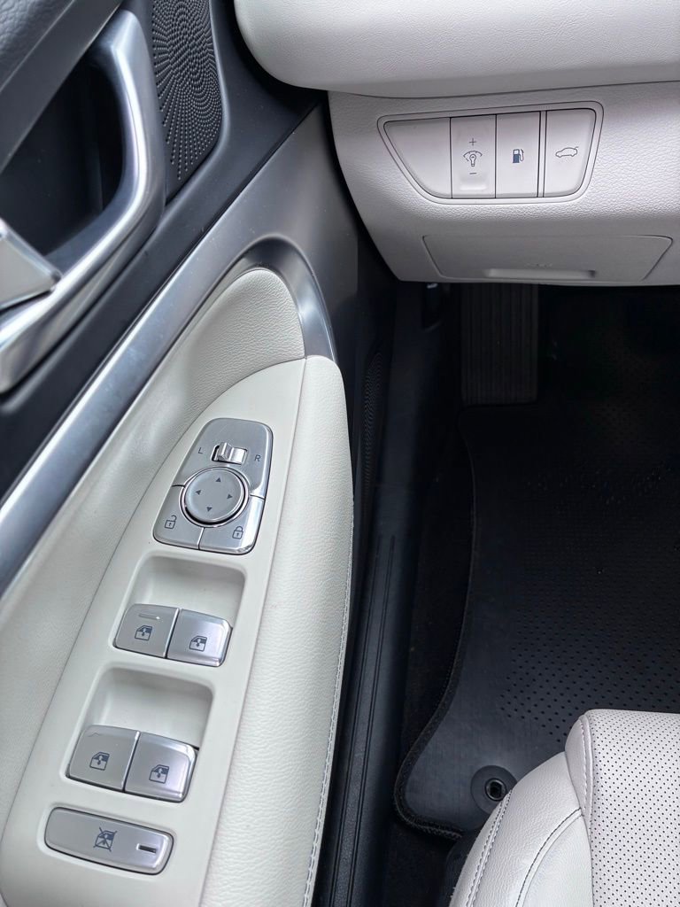 Used 2025 Genesis G70 2.5T image 24