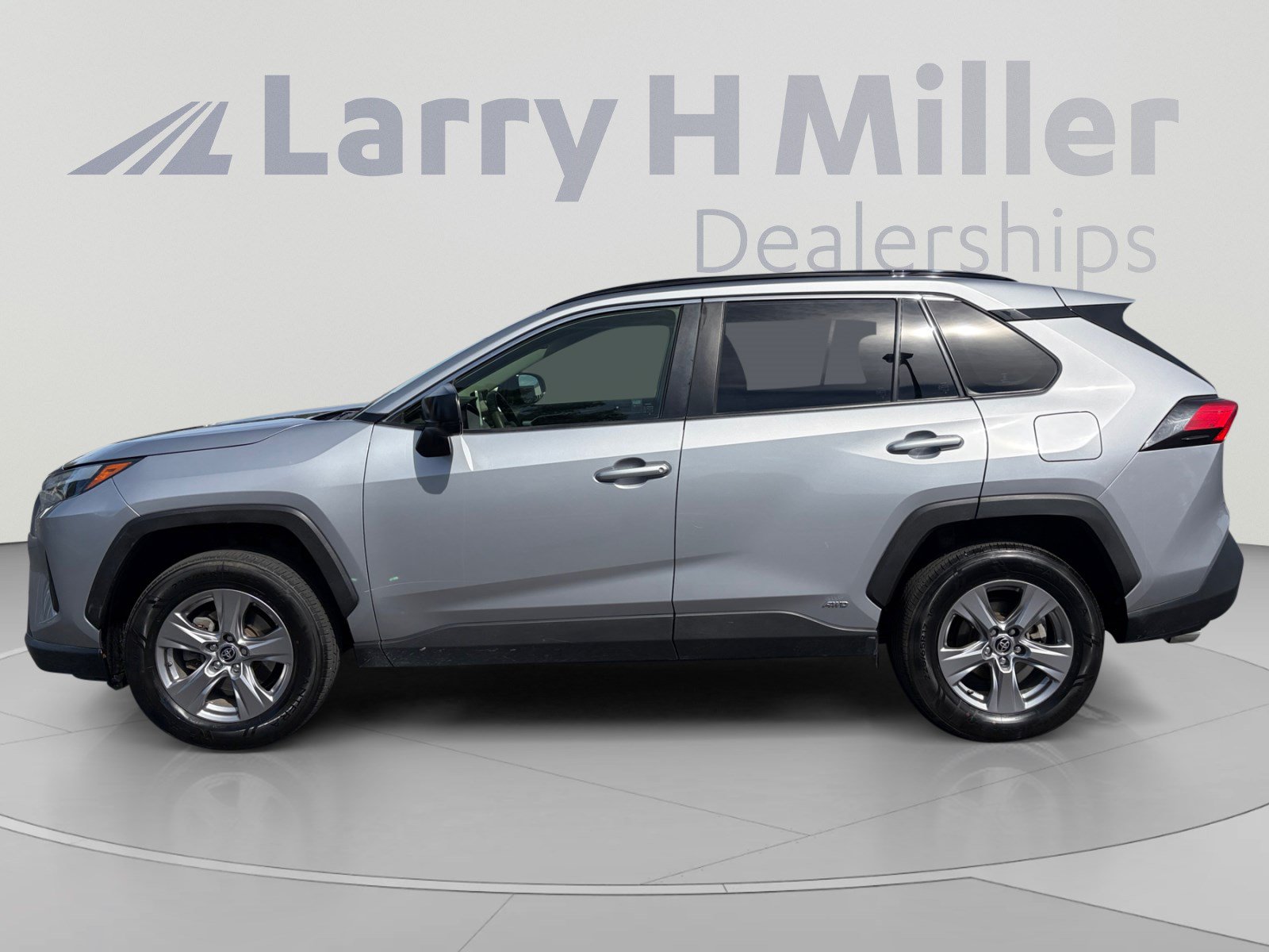 Used 2023 Toyota RAV4 LE AWD/4WD image 2