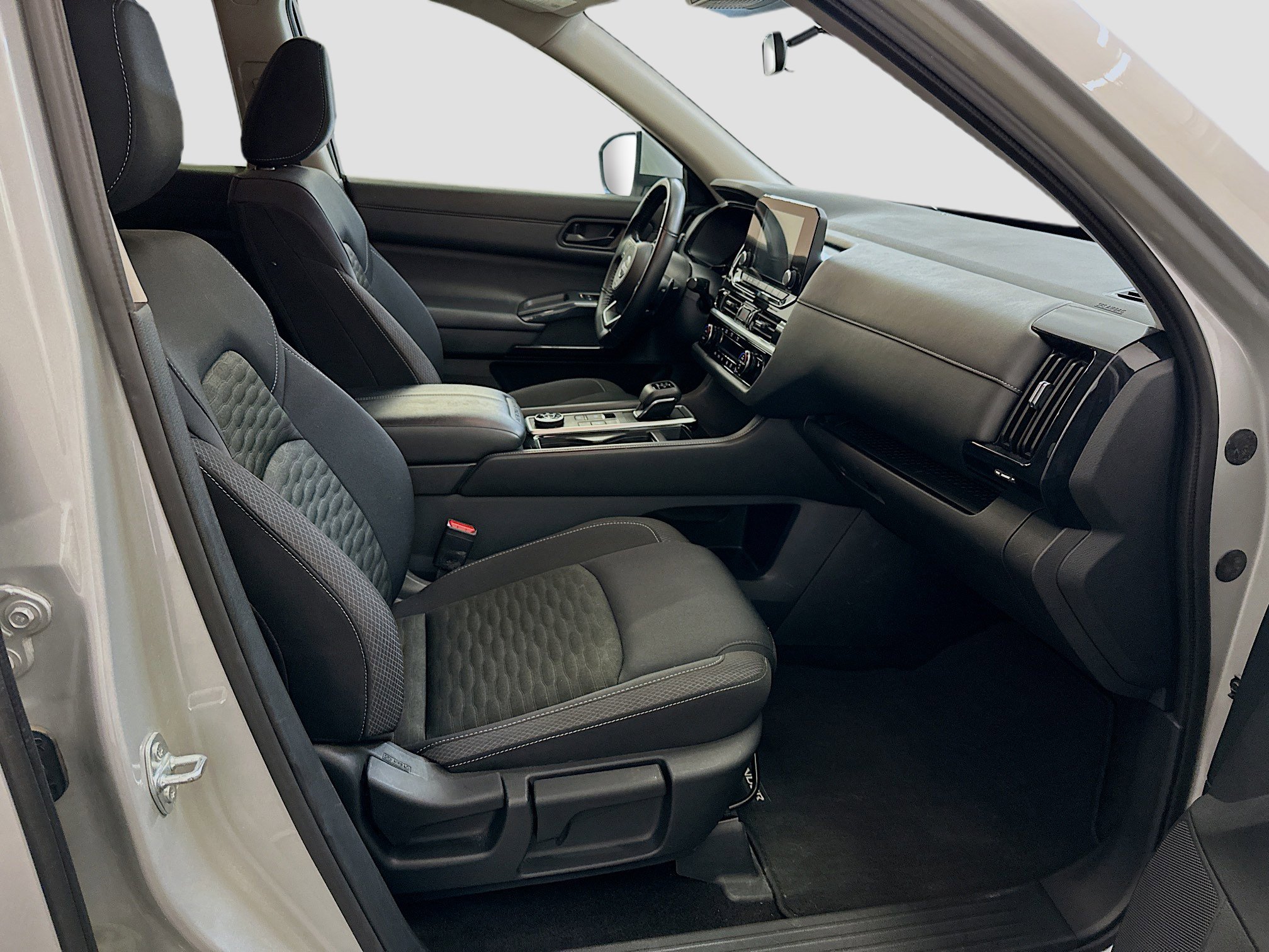 Used 2025 Nissan Pathfinder SV image 33