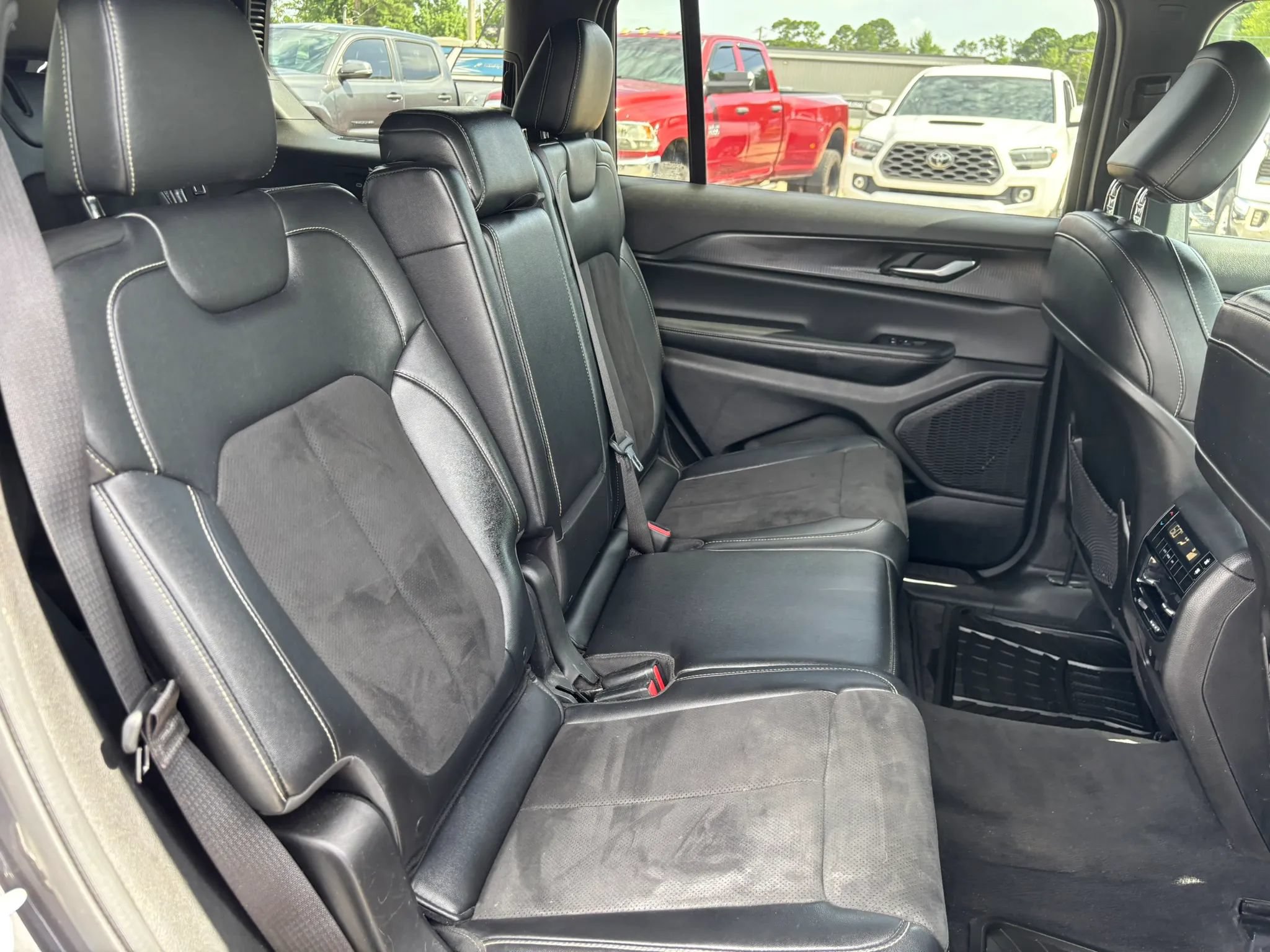 Used 2023 Jeep Grand Cherokee L Laredo AWD/4WD image 20