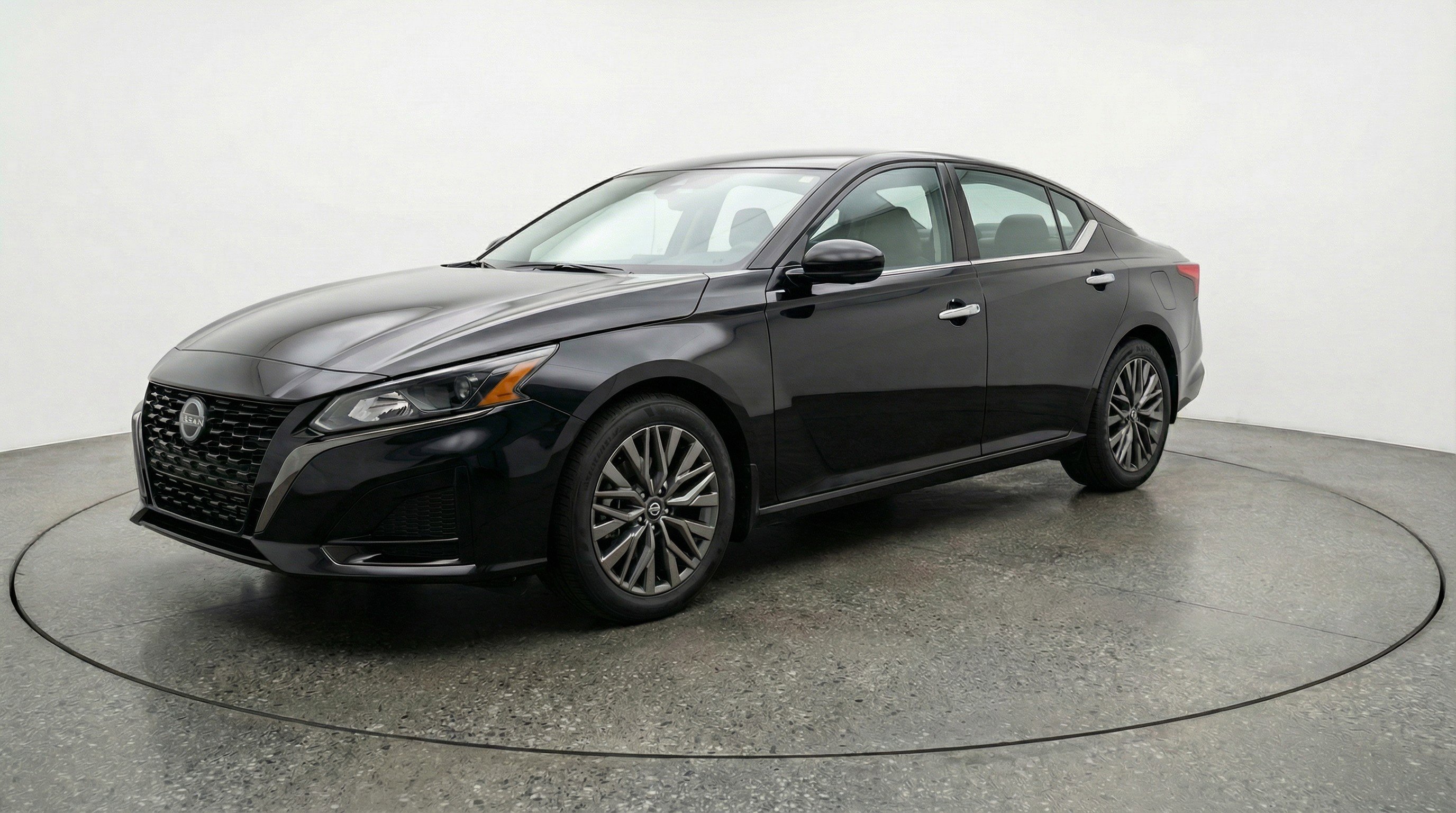 Used 2025 Nissan Altima 2.5 SV image 3