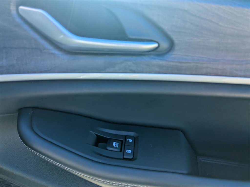 Used 2024 Jeep Grand Cherokee L Limited w/ Luxury Tech Group II image 32