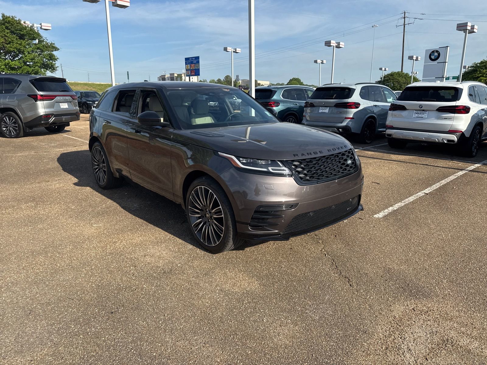 Used 2023 Land Rover Range Rover Velar R-Dynamic S image 3