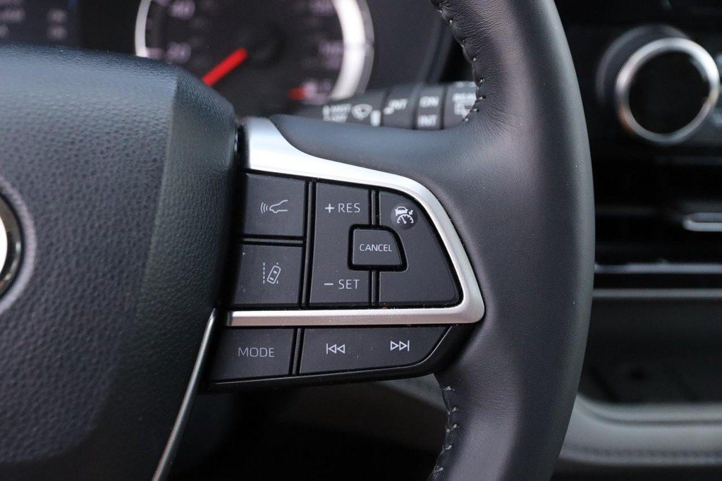 Used 2022 Toyota Highlander LE AWD/4WD image 14