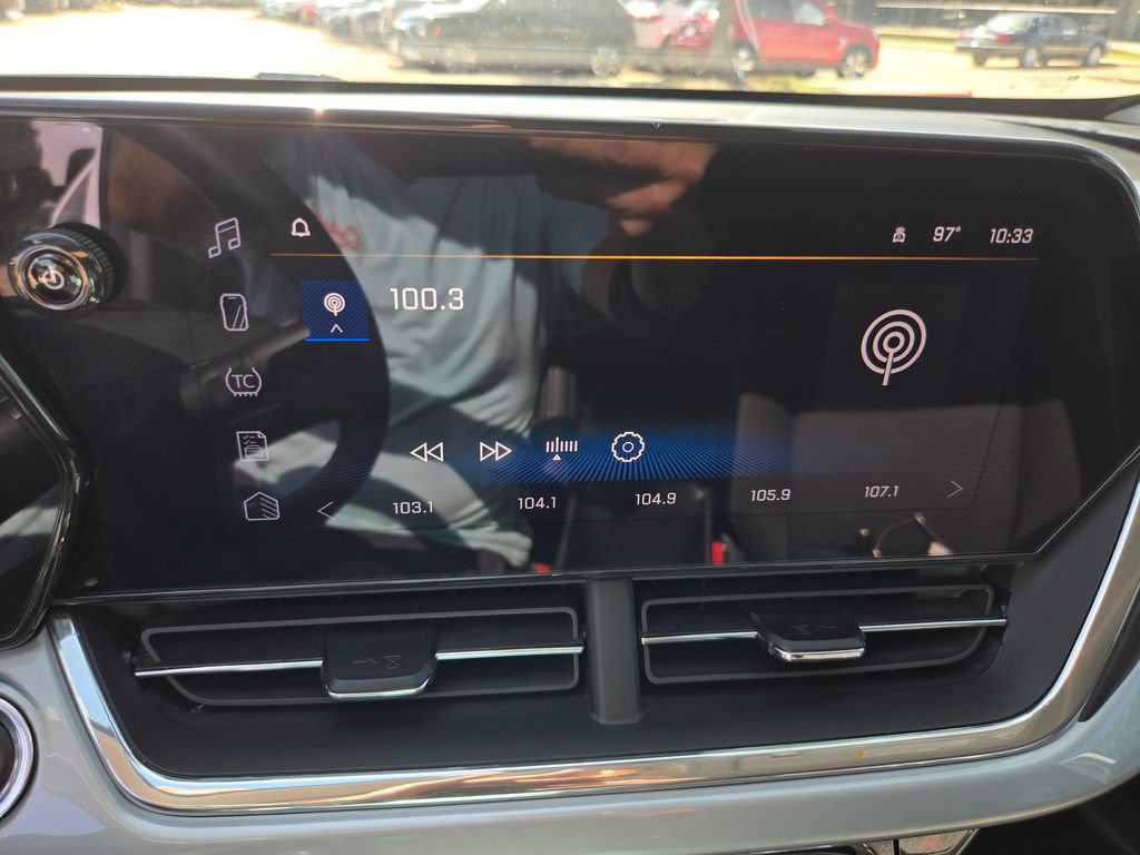 Used 2025 Chevrolet Trax LT w/ LT Convenience Package FWD image 21