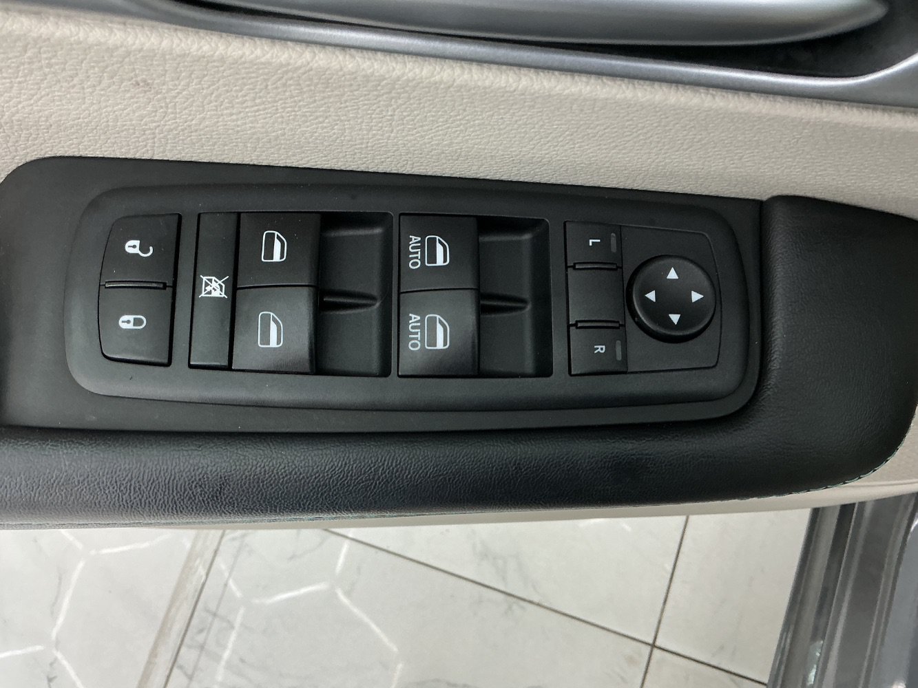 Used 2018 Chrysler Pacifica Touring-L FWD image 39