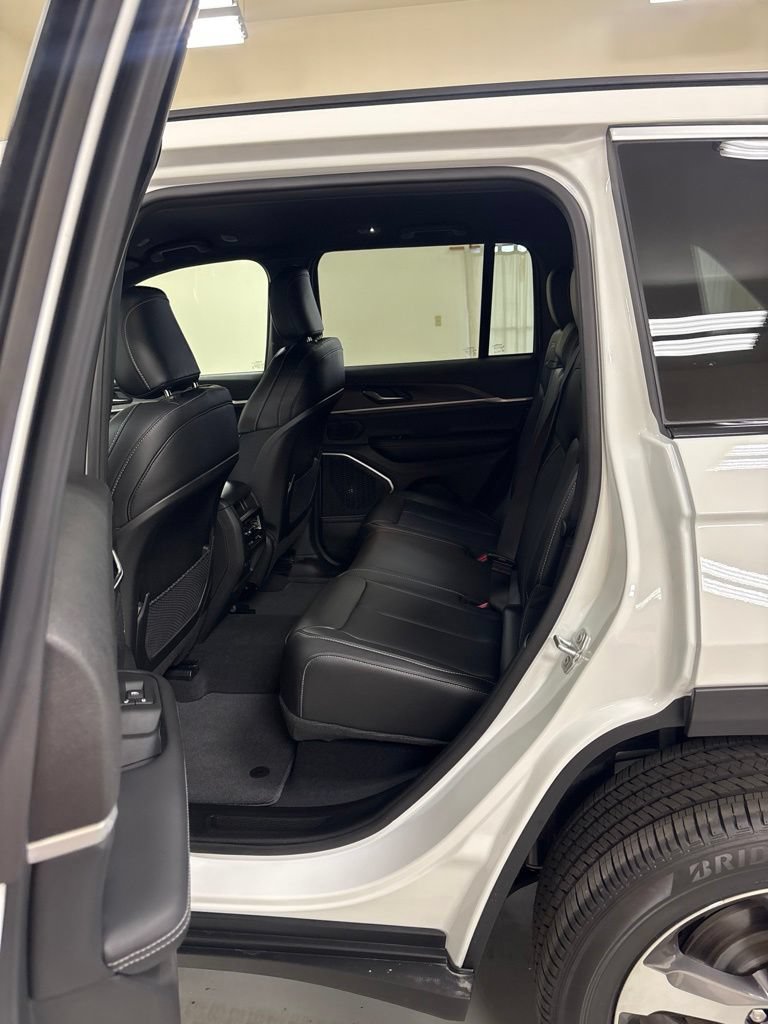 Used 2026 Jeep Grand Cherokee Limited AWD/4WD image 22