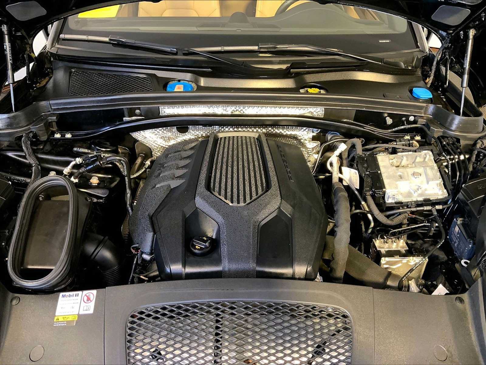 Certified 2023 Porsche Macan AWD/4WD image 32