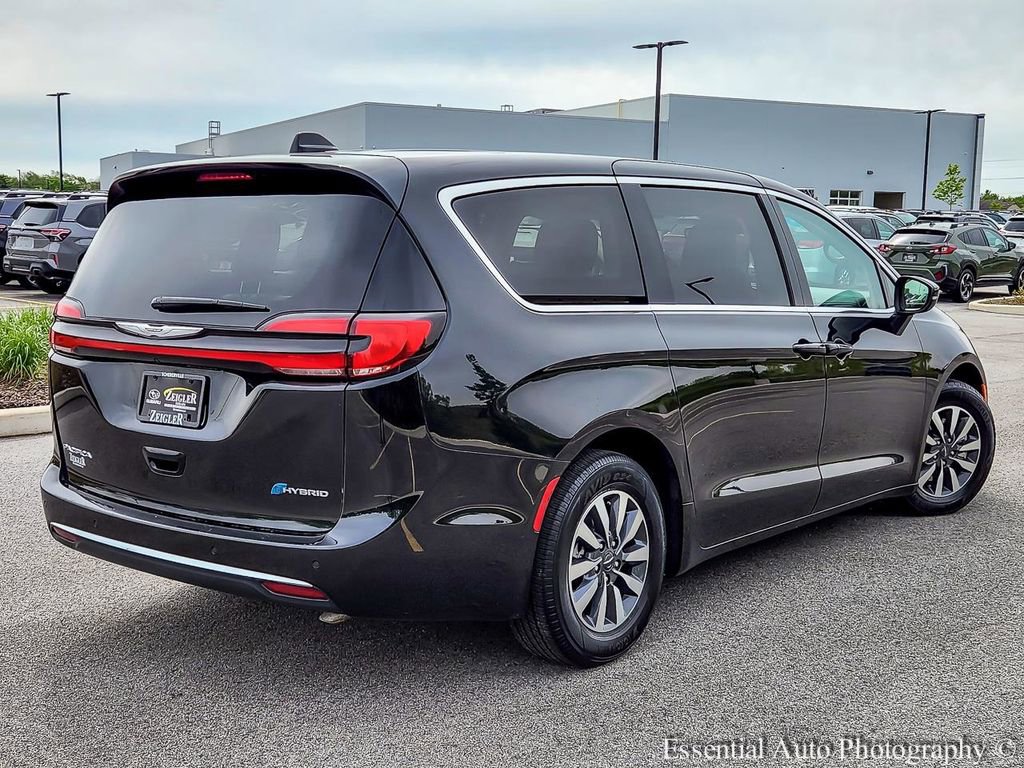 Used 2023 Chrysler Pacifica Touring-L FWD image 7