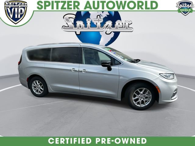 Used 2024 Chrysler Pacifica Touring-L image 1