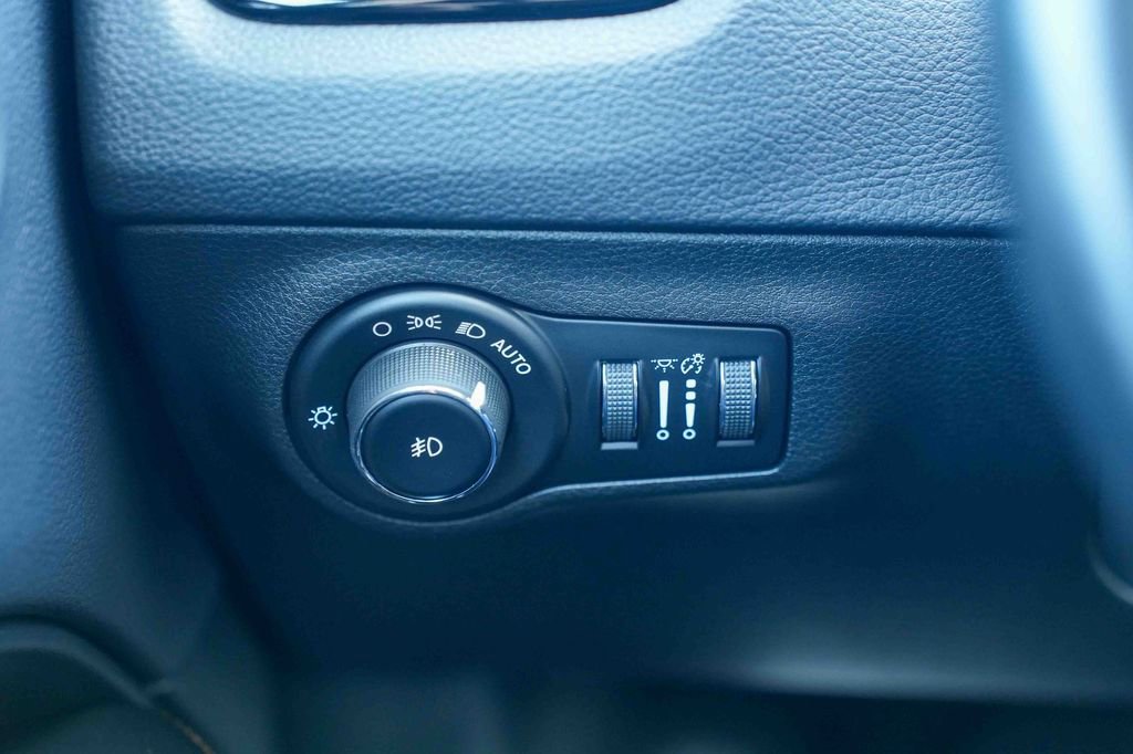 Used 2018 Jeep Compass Limited w/ Navigation Group AWD/4WD image 31