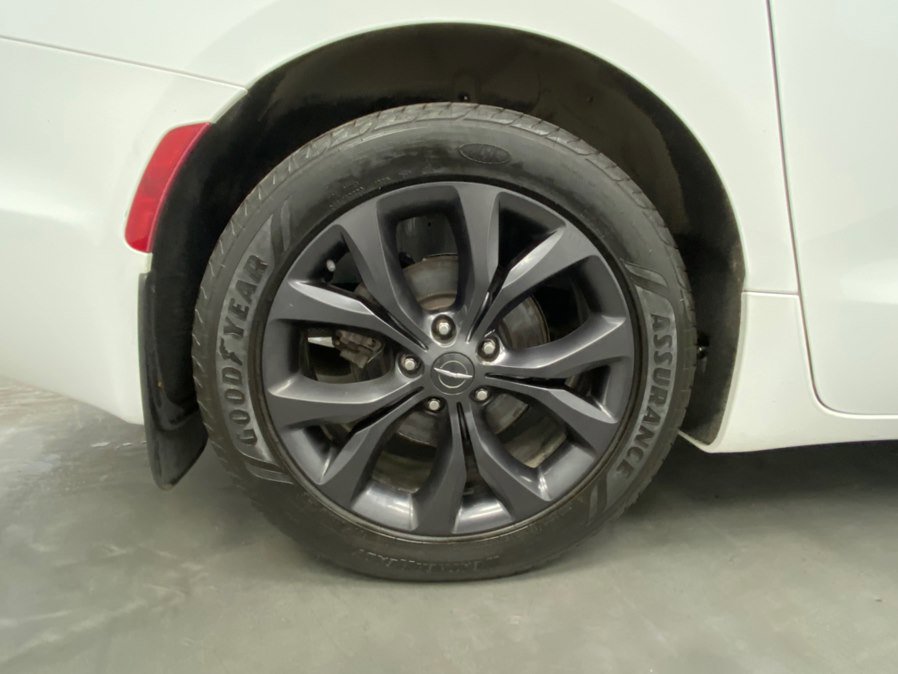 Used 2018 Chrysler Pacifica Limited w/ S Appearance Package FWD image 17