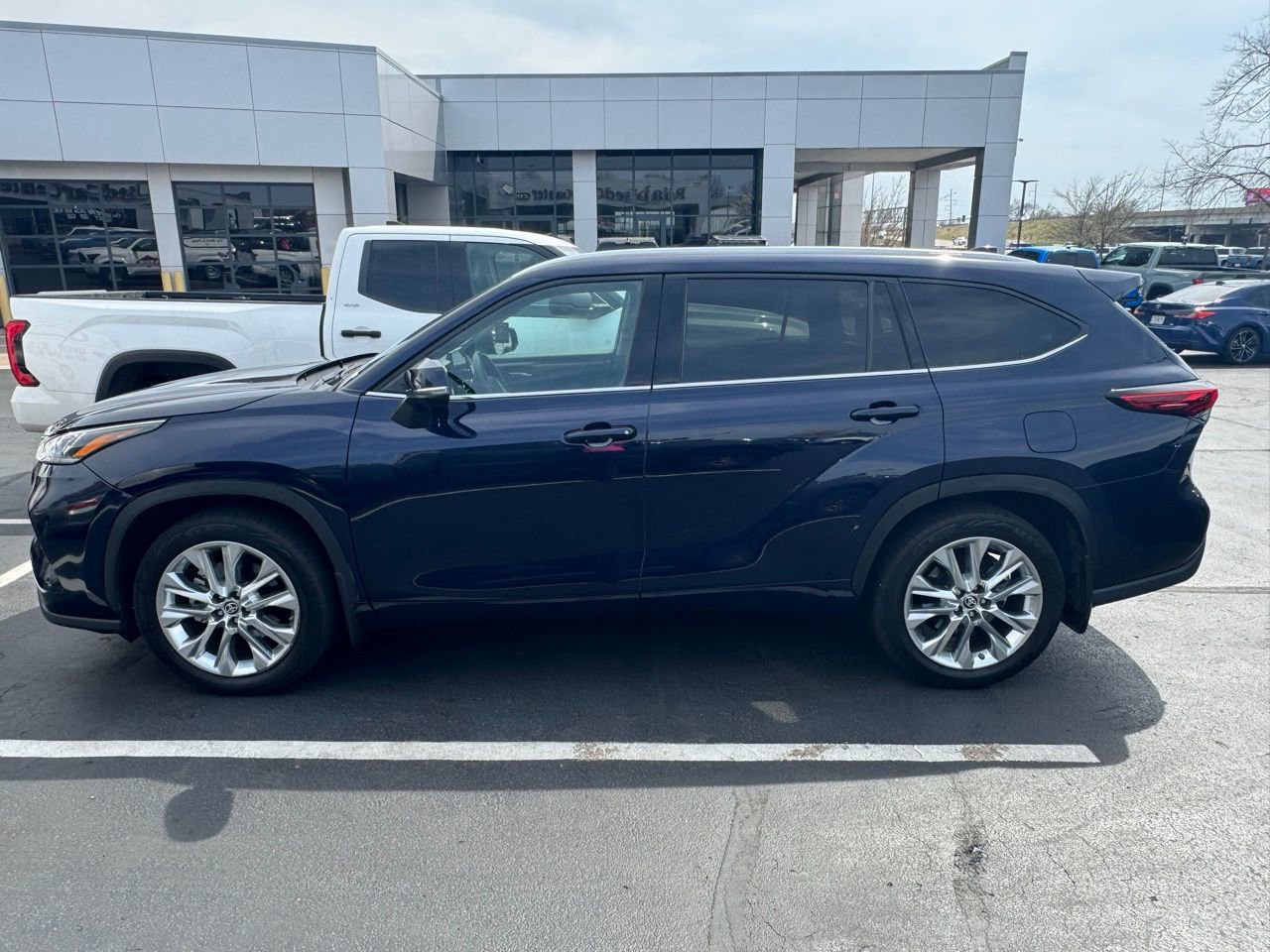 Used 2023 Toyota Highlander Limited image 4