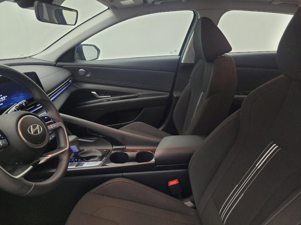 Used 2025 Hyundai Elantra SEL FWD image 17