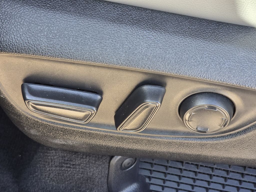 Used 2026 Toyota Sienna XLE FWD image 28
