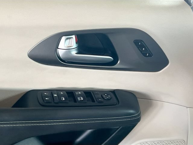 Used 2024 Chrysler Pacifica Touring-L FWD image 12