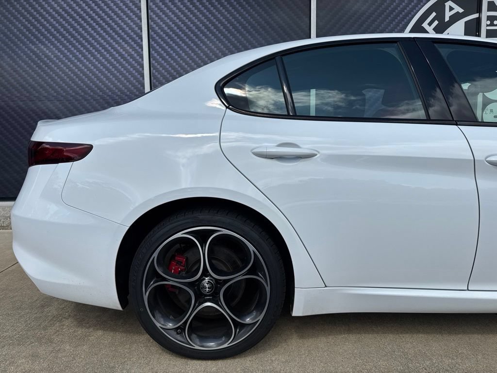 Used 2023 Alfa Romeo Giulia Veloce AWD/4WD image 5